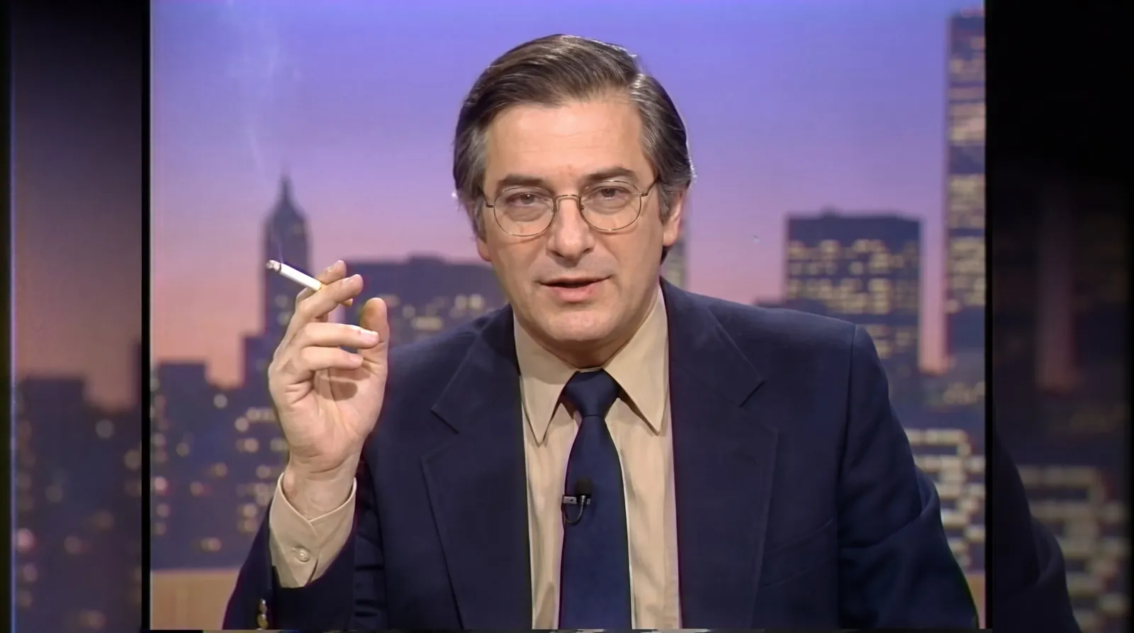 Image faite avec Nano Banana Pro : présentateur télé des années 80 à lunettes dorées qui parle face caméra devant une ville au crépuscule